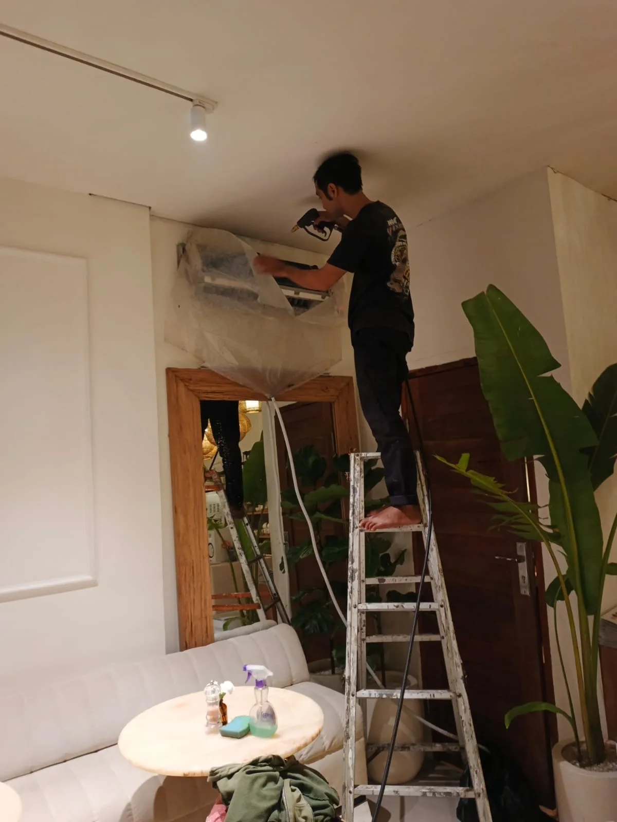 Teknisi Putra Mandiri Teknik menyiapkan pekerjaan layanan AC indoor