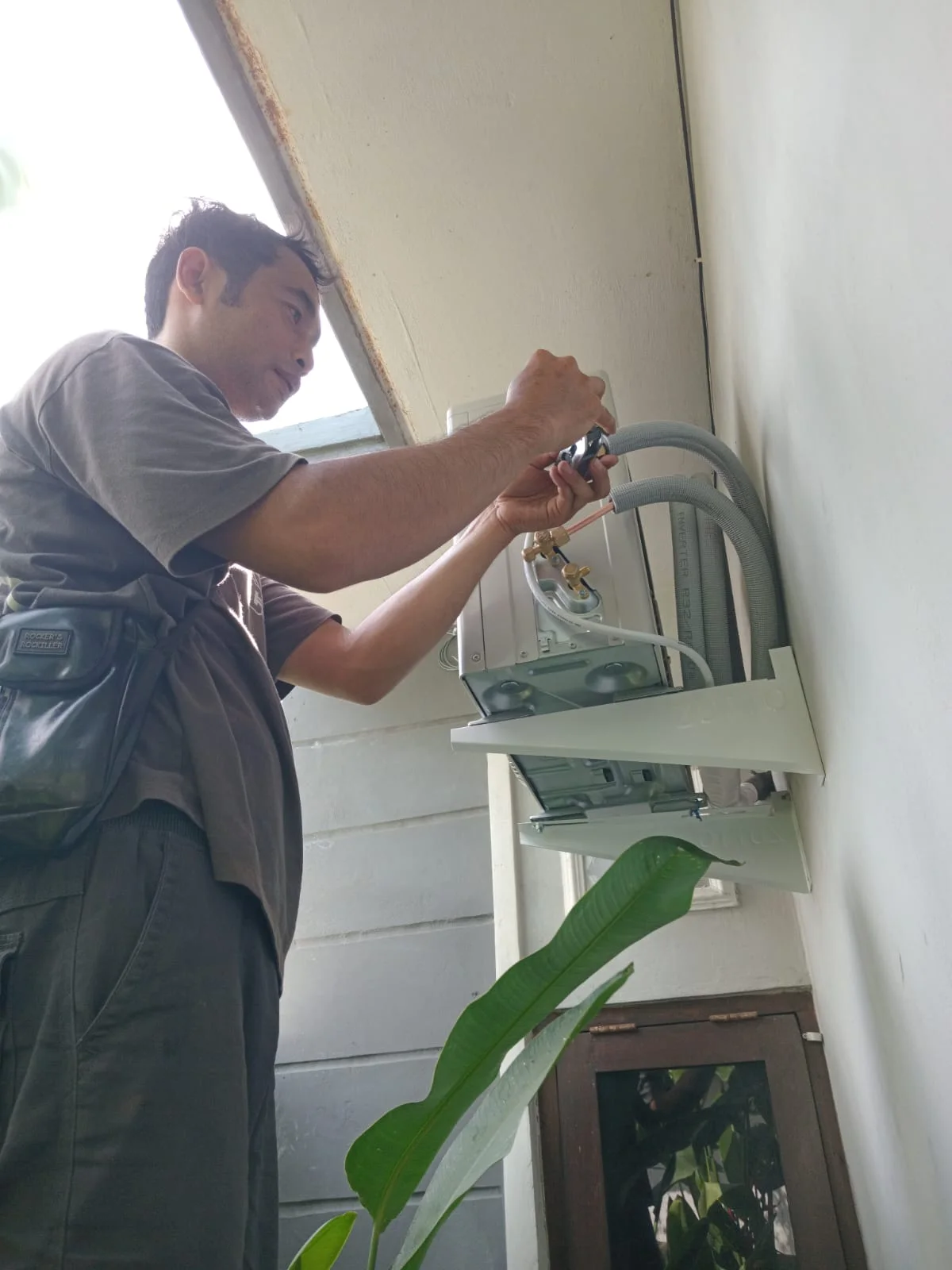 Teknisi mendiagnosa AC tidak dingin atau mati