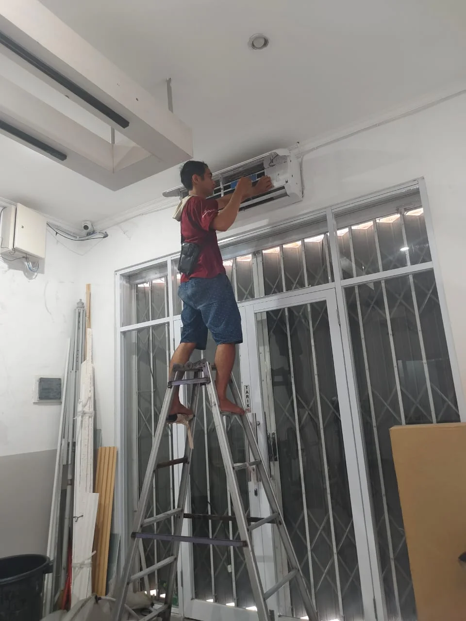 Teknisi Putra Mandiri Teknik melakukan perawatan AC indoor