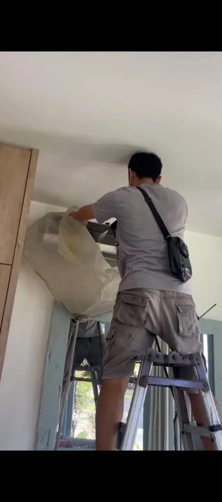 Teknisi menyiapkan unit AC baru atau second untuk pemasangan